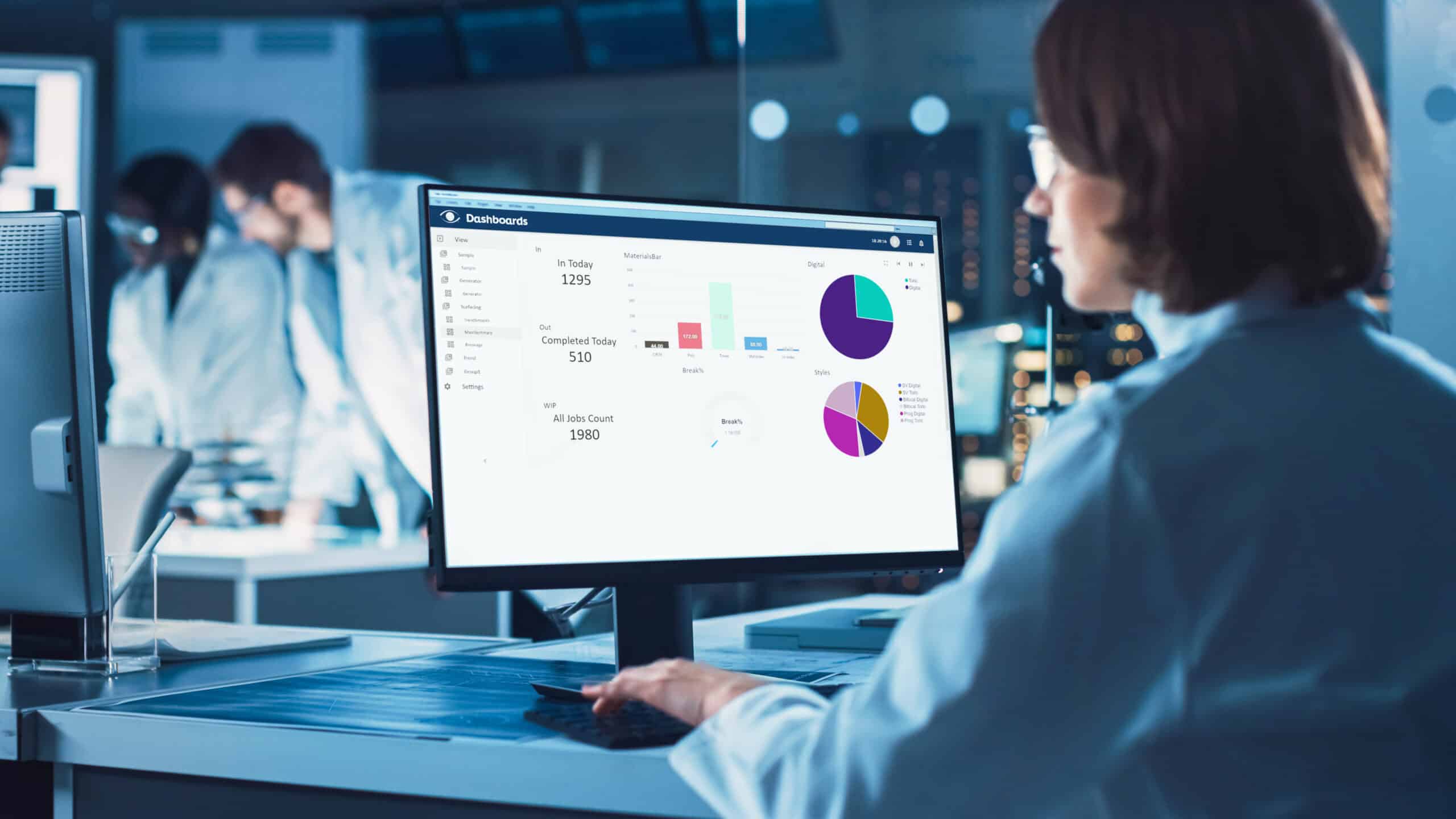 An optical lab worker using the Rx-Universe Dashboard